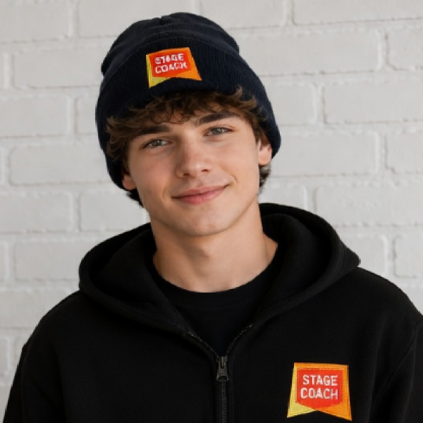 Junger Mann mit Stagecoach Beanie für Erwachsene
