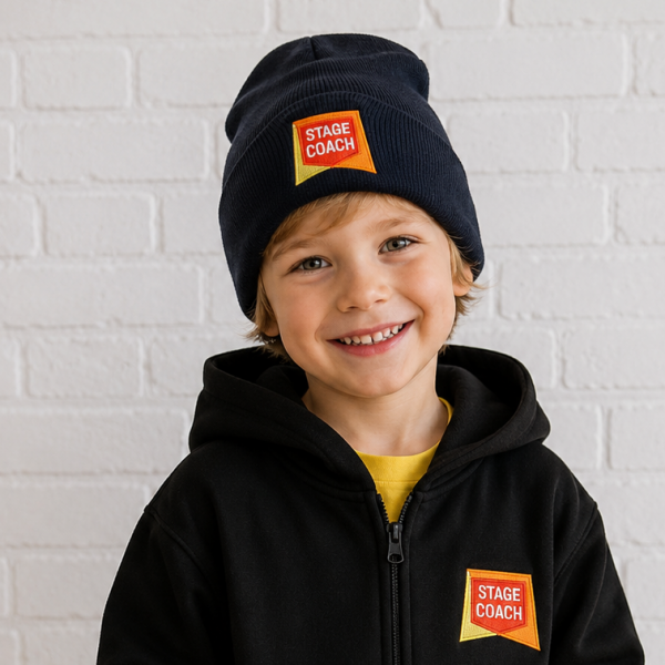 Kind mit schwarzem Stagecoach Beanie